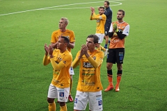 Laget tackar supportrarna efter bortamatchen mot Norrby på Borås Arena. FOTO: Susann Sannefjäll