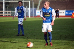 Robin Jansson slår frispark mot Höllviken. FOTO: Susann Sannefjäll