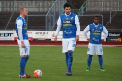 Robin Jansson och Daniel Stanisic förbereder sig för frispark i matchen mot Höllviken. FOTO: Susann Sannefjäll