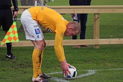 Robin Jansson slår hörna i matchen mot Tvååker. FOTO: Susann Sannefjäll