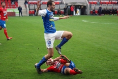 Tobias Mikaelsson hoppar över Öster-spelare. FOTO: Susann Sannefjäll