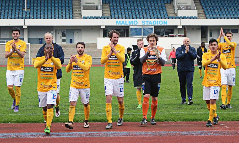 Laget tackar publiken efter segermatchen mot Prespa Birlik på Malmö Stadion. FOTO: Susann Sannefjäll