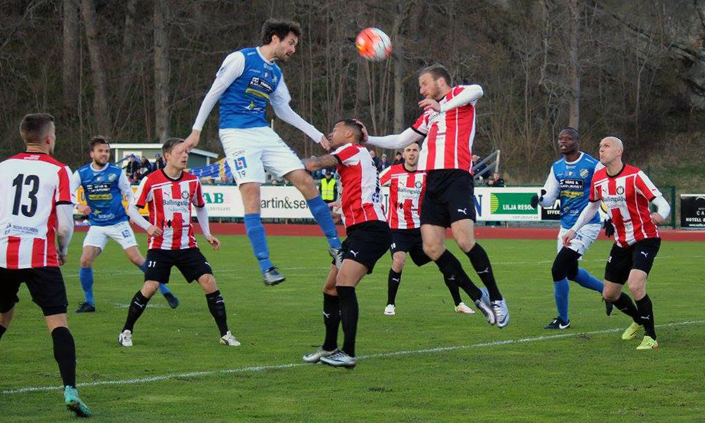 Tobias Mikaelsson nickar hörna mot Höllviken. FOTO: Susann Sannefjäll