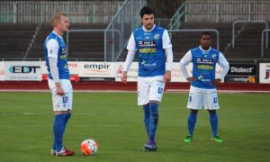 Robin Jansson och Daniel Stanisic förbereder sig för frispark i matchen mot Höllviken. FOTO: Susann Sannefjäll