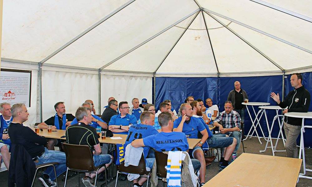 Supportrar lyssnar på coach Jonas Rehnberg inför matchen mot Utsiktens BK på Rimnersvallen. FOTO: Susann Sannefjäll