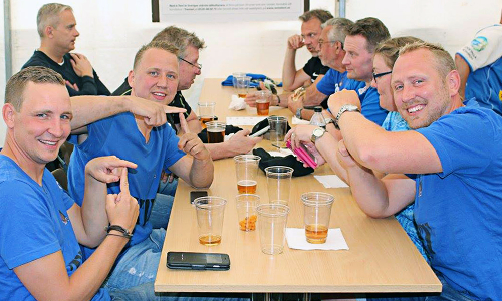 Glada supportar inför matchen mot Utsiktens BK på Rimnersvallen. FOTO: Susann Sannefjäll
