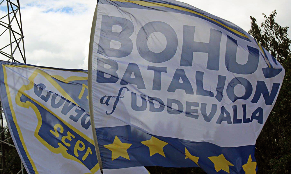 Supporterflaggor i bortamatchen mot Husqvarna. FOTO: Susann Sannefjäll