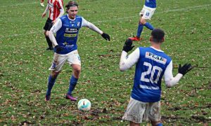 Alexanders Hedlund rensar bollen i matchen mot Höllviken. FOTO: Susann Sannefjäll