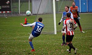 Alen Kasumovic rensar bollen i matchen mot Höllviken. FOTO: Susann Sannefjäll