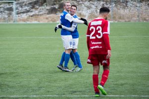 Andreas och Lucas firar ett av målen i segermatchen mot Stenungsund. FOTO: Tomas Sandström