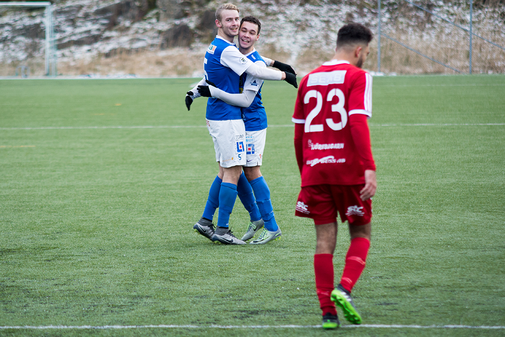 Andreas och Lucas firar ett av målen i segermatchen mot Stenungsund. FOTO: Tomas Sandström