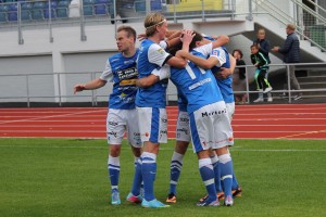 Firande efter mål mot Halmia. FOTO: Susann Sannefjäll