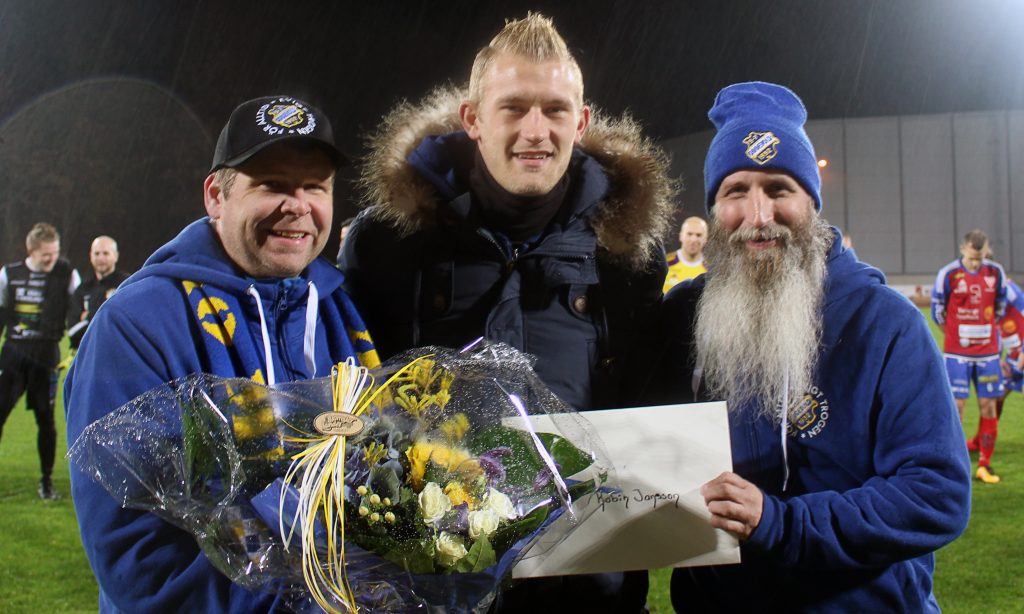 Årets seniorspelare 2016 Robin Jansson flankeras av prisutdelarna Anders Nilsson och Patrik Ejderteg. FOTO: Susann Sannefjäll