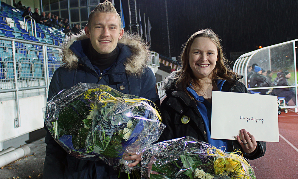 Två av pristagarna i årets spelare. Robin Jansson (årets senior) och Ulrika Jansson (årets grundenspelare). Saknas på bild gör Mohammed Omar (årets junior). FOTO: Susann Sannefjäll