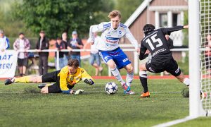 Daniel Ahonen dribblar bort Västerås SK's nummer 15 Karwan Zarifnejad och målvakten Adrian Forsgreni en match i division 1 norra för att göra ett drömmål. FOTO: Fredrik Sundvall
