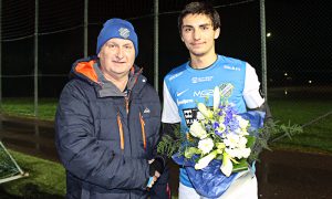 Kassör Bert Nestorsson delar ut priset till årets junior Mohammed Omar. FOTO: Susann Sannefjäll